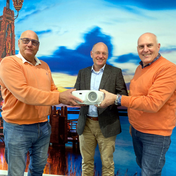 22 maart 2022 - Beamer geschonken door BurgerSupport